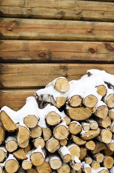 Birken-Feuerholz an einer Hauswand im Winter — Stockfoto