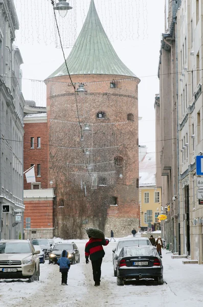 Straße der alten Riga im Schnee einen Tag vor Weihnachten — Stockfoto