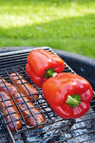 红甜椒、 烤架上的香肠 — 图库照片