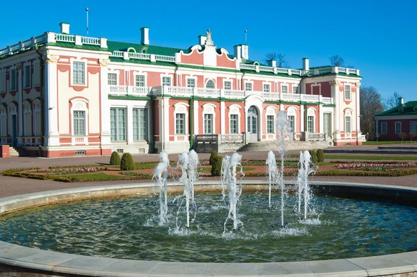 Jardins do Palácio Kadriorg em Tallinn, Estónia — Fotografia de Stock