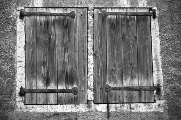 Alte Fensterläden, ein Schwarz-Weiß-Foto — Stockfoto