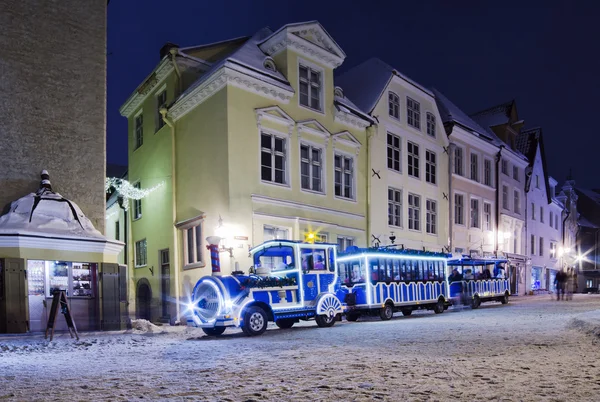 Die weihnachtlich geschmückten Straßen des alten Tallinn — Stockfoto