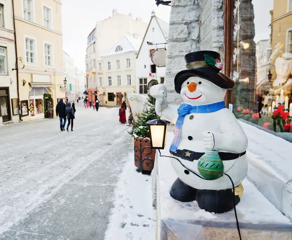 Straat van tallinn ingericht door kerstvakantie — Stockfoto