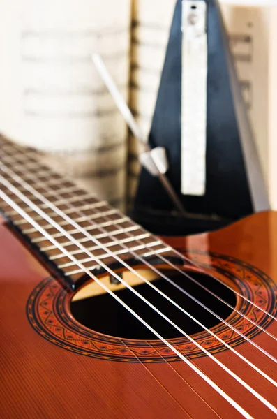 Strängarna på en gitarr och anteckningen — Stockfoto