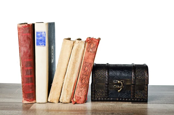 Caixão e livro velho em uma superfície de madeira — Fotografia de Stock