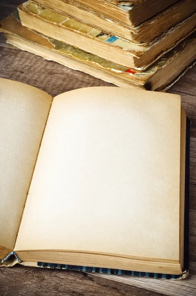 Vieux livre ouvert sur une surface en bois — Photo