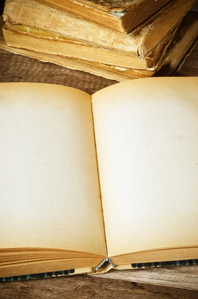 Vieux livre ouvert sur une surface en bois — Photo