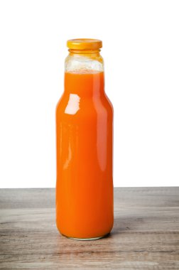 Havuç suyu şişesi, beyaz üzerine izole edilmiş.