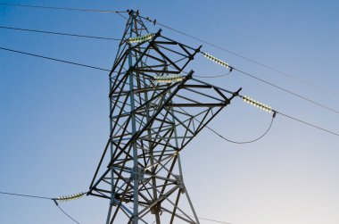 Elektrikli bir ana bir ayağı üzerinde yüksek gerilim İzolatörleri