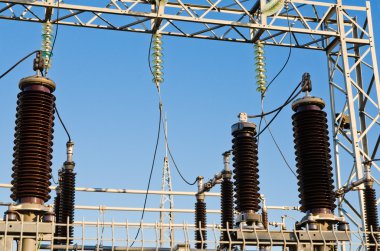 Transformatör istasyonunda yüksek voltajlı yalıtıcılar