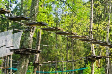 urgan halat Parkı, ağaçlar yeşil lea ile birlikte tehlikeli teleferik