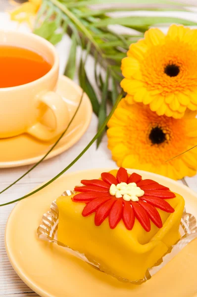 Tea with cake and gerberas flowers — Stock Photo, Image