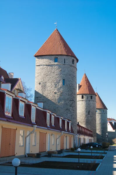 Torens van een vesting van oude tallinn — Stockfoto