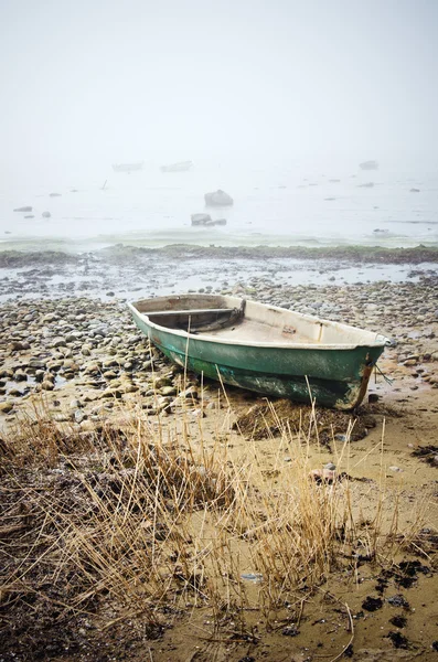 Altes Fischerboot an der nebligen Küste am Morgen — Stockfoto