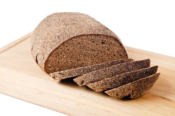 Schwarzes, hausgemachtes Brot, isoliert auf weißem — Stockfoto