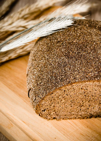 Pane fatto in casa nero e coni di segale, primo piano — Foto Stock