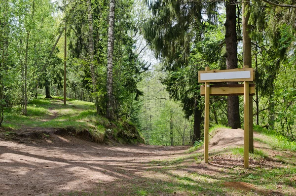 Wooden sign board on the natural trail. In the — Stock Photo, Image
