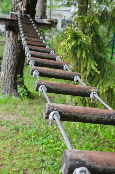 Aventura escalada alta alambrada parque — Foto de Stock