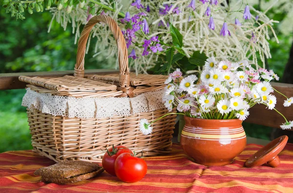 Natura morta estiva con fiori e cibo — Foto Stock