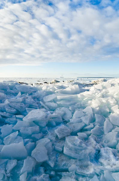 Stapel van gebroken ice floes aan de kust van de Baltische Zee Rechtenvrije Stockfoto's