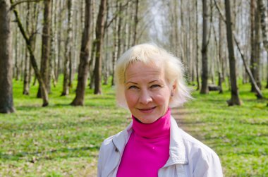 bir bahar Parkı orta yaşlı bir kadın portresi