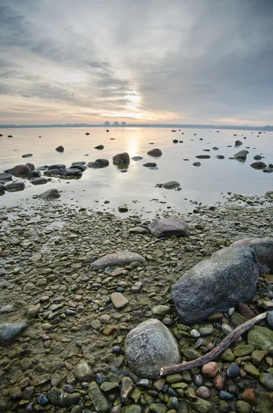 波罗地海在清晨的石质海岸 — 图库照片