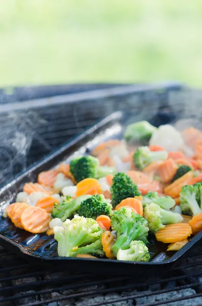 Gemüse auf Kohlen gebraten, aus nächster Nähe — Stockfoto