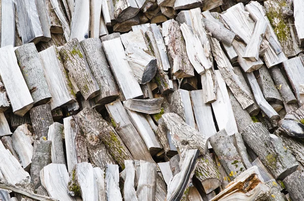 Gefaltete Reihen von Brennholz, Nahaufnahme — Stockfoto