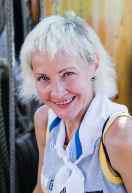 Yelkenli üzerinde neşeli bir kadın portresi