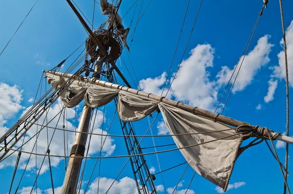 Mast with sails of an old sailing vessel — Stock Photo, Image