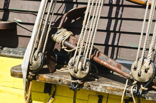 Blocks and rigging at the old sailboat, close-up — Stock Photo, Image