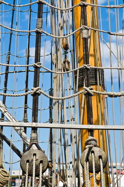 Blokken en tuigage op de oude zeilboot, close-up — Stockfoto