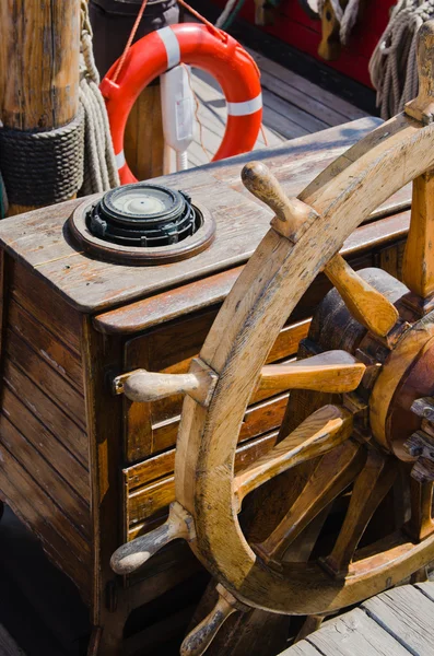 Steering wheel of an old sailing vessel, close up — Stock Photo, Image