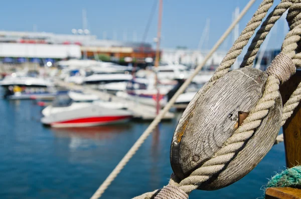 Blokken en tuigage op de oude zeilboot, close-up — Stockfoto