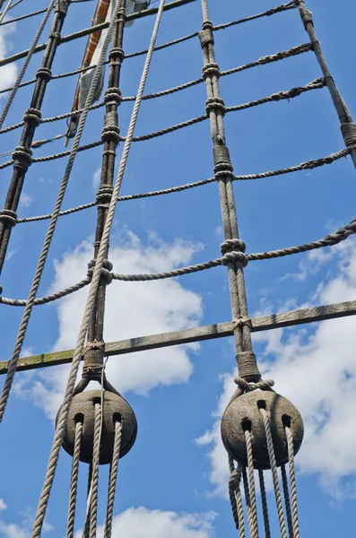 Blocks and rigging at the old sailboat, close-up — Stock Photo, Image