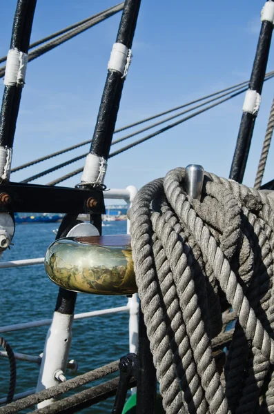 Веревки заплетаются в бухты на древнем парусном судне — стоковое фото