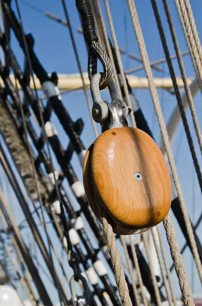 Blocks and rigging at the old sailboat, close-up — Stock Photo, Image