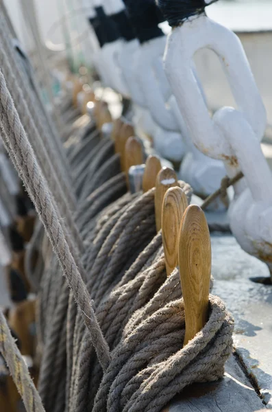 Blokken en tuigage op de oude zeilboot, close-up — Stockfoto