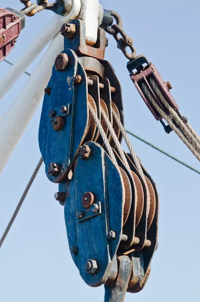 Blocks and rigging at the old sailboat, close-up — Stock Photo, Image