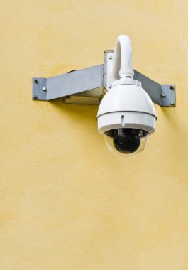 binanın köşesindeki bir cctv kamera