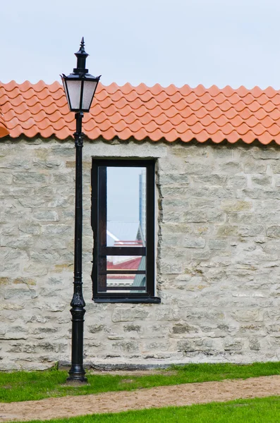 Fensteröffnung in einer Wand aus kalkhaltigen Steinen, eine Nahaufnahme — Stockfoto