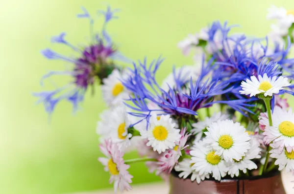 Boeket van margrieten op de tabel in de tuin. zomer achtergrond — Stockfoto