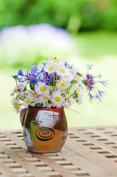 Strauß Margeriten auf dem Tisch im Garten. Sommer-Hintergrund — Stockfoto