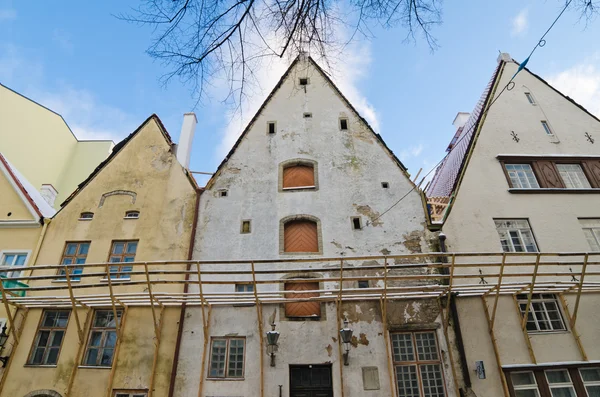 A fachada de edifícios antigos que exigem restauração — Fotografia de Stock