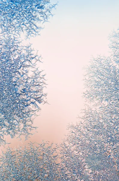 Cristalli di ghiaccio su una finestra, primo piano — Foto Stock