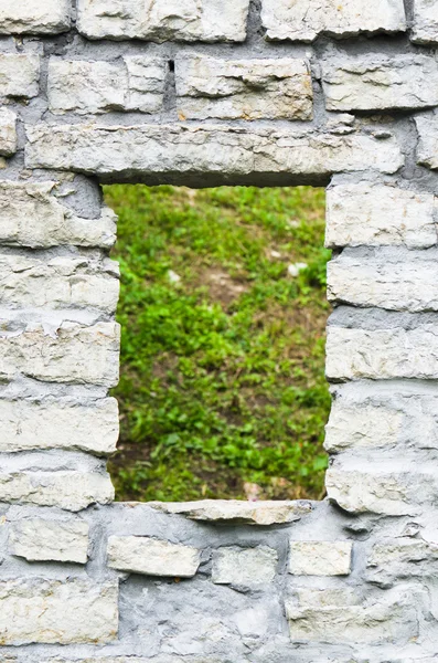 Abertura de janela em uma parede de pedras calcárias, um fim — Fotografia de Stock
