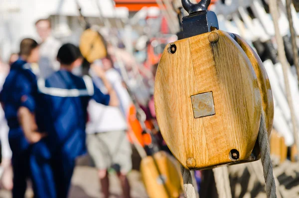 Blocks and rigging at the old sailboat, close-up — Stock Photo, Image