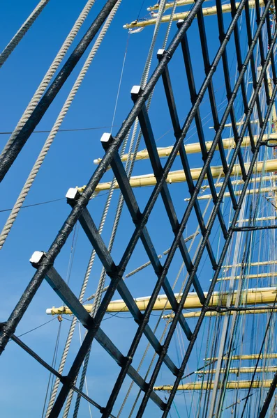 Mast met zeilen van een oud zeilschip — Stockfoto