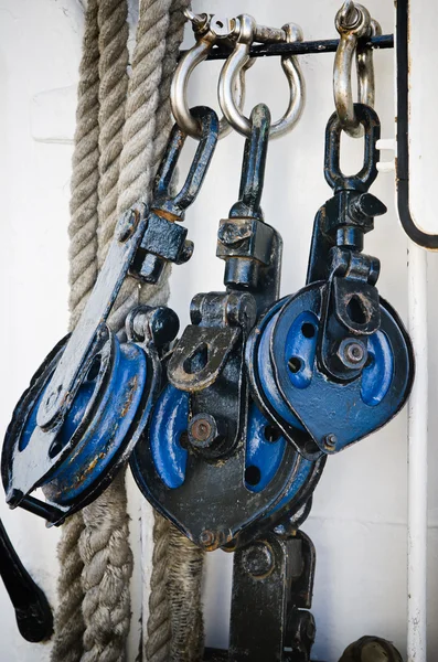 Blokken en tuigage op de oude zeilboot, close-up — Stockfoto