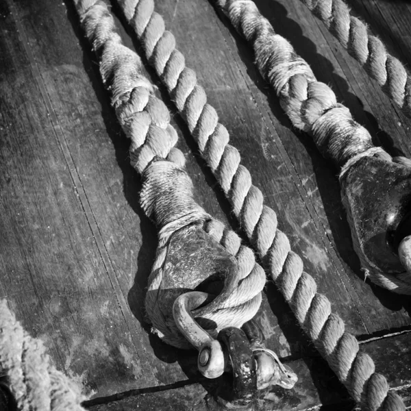 As cordas trançadas em baías em um veleiro antigo — Fotografia de Stock